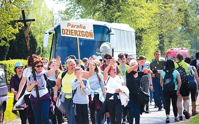 Pątnicy przybywają  tutaj pieszo, rowerami i autokarami.