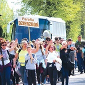 Pątnicy przybywają  tutaj pieszo, rowerami i autokarami.