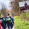 Każdego roku wiele osób wybiera się do Wojciechowej świątyni pieszo.