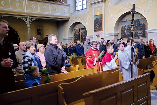 ▲	Lesznianie w swojej świątyni w Niedzielę Palmową.