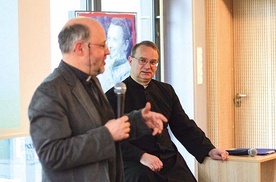 Ks. Radosław Chałupniak (z prawej) i ks. Marek Lis podczas wykładu w MBP.