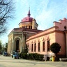 ▲	Legnickie krematorium wpisało się niechlubnie w historię zamordowania alianckich lotników.