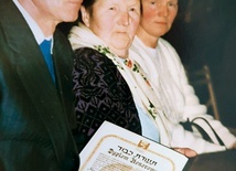 Żona Franciszka Maria (w środku) odbiera medal „Sprawiedliwy wśród narodów świata”.