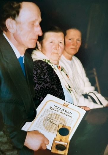 Żona Franciszka Maria (w środku) odbiera medal „Sprawiedliwy wśród narodów świata”.