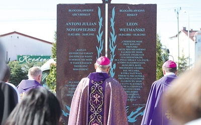 ▲	Modlitwa przy pomniku symbolizującym grobowiec abp. Antoniego J. Nowowiejskiego i bp. Leona Wetmańskiego.