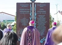 ▲	Modlitwa przy pomniku symbolizującym grobowiec abp. Antoniego J. Nowowiejskiego i bp. Leona Wetmańskiego.