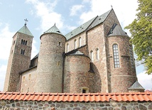 Zgromadzeni w tej świątyni zawierzą się św. Wojciechowi.