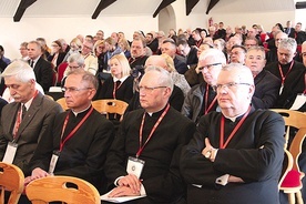 W obradach bierze udział ponad 200 osób reprezentujących rozmaite środowiska i regiony całej diecezji. Są to zarówno duchowni, jak i świeccy.