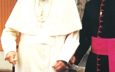 Przez 40 lat stał wiernie u boku Karola Wojtyły/Jana Pawła II.