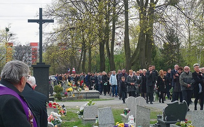 Kondukt żałobny  na cmentarzu  św. Wojciecha w Gliwicach. 
