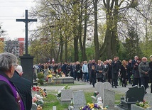 Kondukt żałobny  na cmentarzu  św. Wojciecha w Gliwicach. 