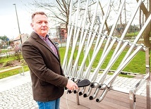 Mariusz Kopeć przy organach rurowych.