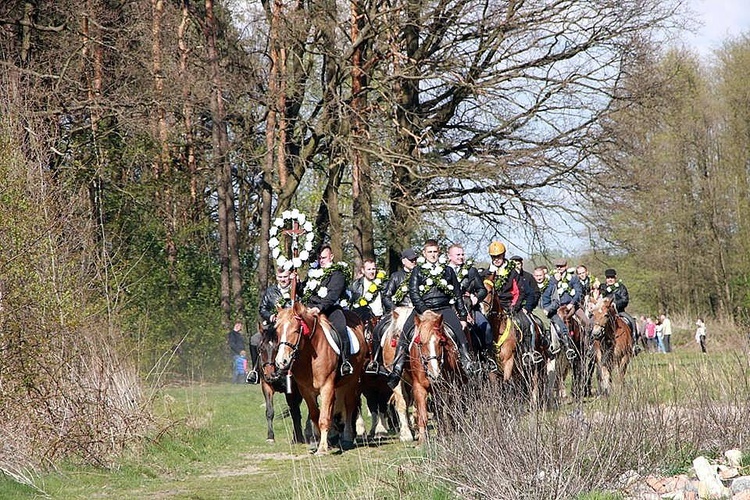 Procesja konna w Ostropie [ZDJĘCIA]