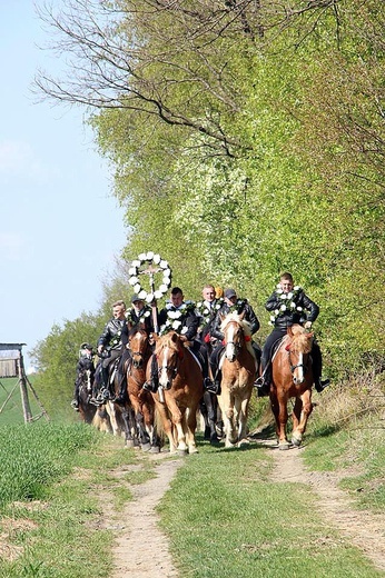 Procesja konna w Ostropie [ZDJĘCIA]