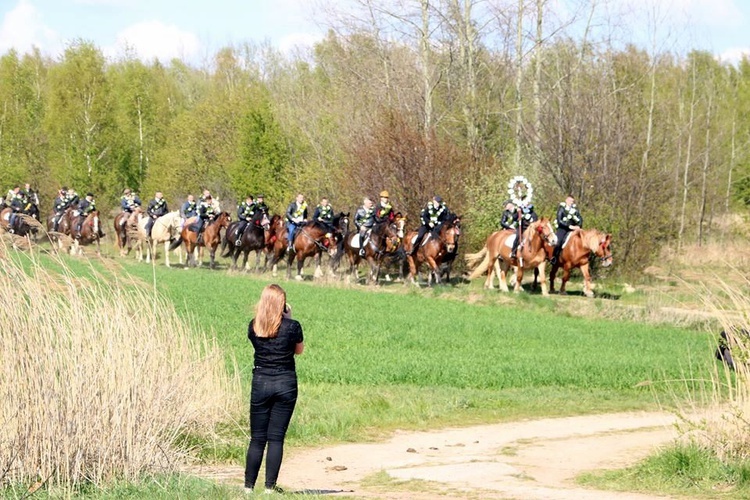 Procesja konna w Ostropie [ZDJĘCIA]