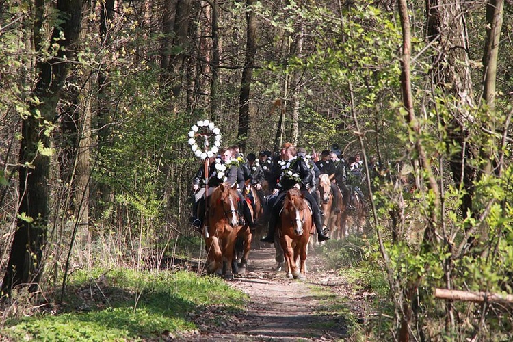 Procesja konna w Ostropie [ZDJĘCIA]