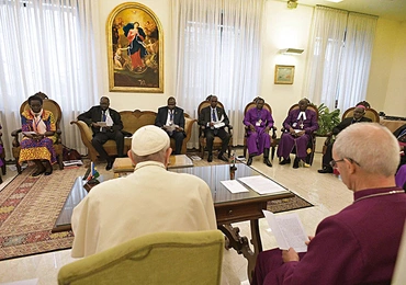 Dotychczasowi wrogowie: prezydent Sudanu Południowego – katolik z plemienia Dinka oraz były wiceprezydent – członek plemienia Nuer, protestant, zostali zaproszeni do Rzymu, gdzie spotkali się z papieżem.