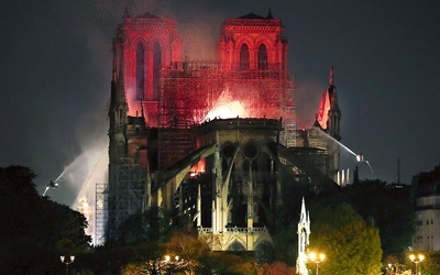Katedra Notre Dame w Paryżu to chyba najlepiej rozpoznawalny budynek gotycki na świecie. Pożar strawił dach oraz charakterystyczną iglicę.