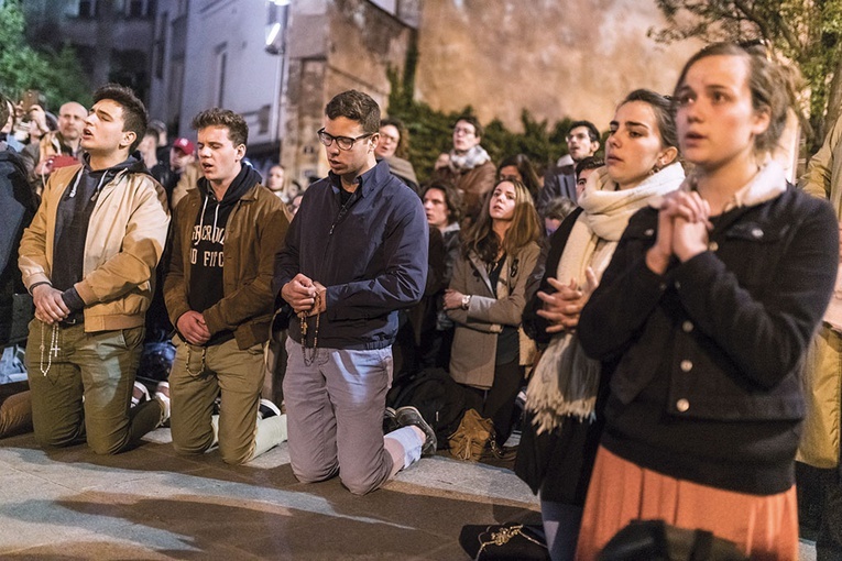 Setki modlących się na ulicach po pożarze katedry Notre Dame, w większości młodych ludzi, robiły wrażenie zwłaszcza na tych, którzy takiego Kościoła we Francji nie znają.