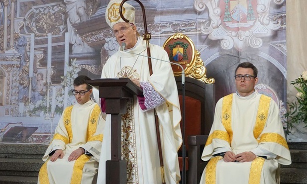 Biskup w czasie wielkoczwartkowej liturgii.