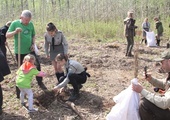 Stanisław Karczewski (z lewej) podczas sadzenia lasu mógł liczyć na pomoc dzieci i młodzieży. 