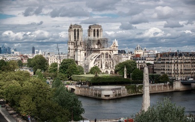 Historycy przestrzegają przed "upiększaniem" katedry Notre Dame