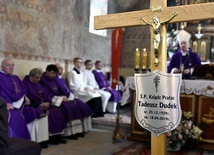 W kościele pw. Wszystkich Świętych bp Ignacy Dec przewodniczył Mszy św. w intencji ks. Dudka.