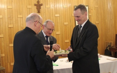 Dzielenie się jajkiem podczas świątecznego spotkania. Od lewej ks. prał. Edward Poniewierski i Jan Rejczak.