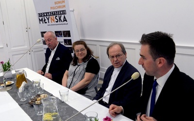 Uczestnicy debaty. Od lewej Karol Semik, Bernadetta Kudas i ks. Adam Maj COr. Z prawej Jakub Mitek, moderator dyskusji.