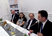 Uczestnicy debaty. Od lewej Karol Semik, Bernadetta Kudas i ks. Adam Maj COr. Z prawej Jakub Mitek, moderator dyskusji.