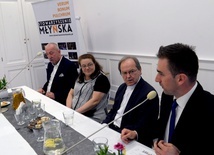 Uczestnicy debaty. Od lewej Karol Semik, Bernadetta Kudas i ks. Adam Maj COr. Z prawej Jakub Mitek, moderator dyskusji.