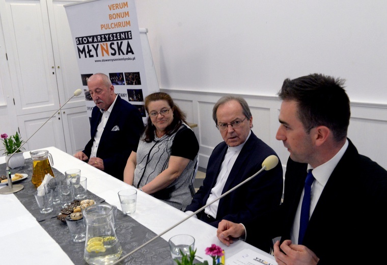 Uczestnicy debaty. Od lewej Karol Semik, Bernadetta Kudas i ks. Adam Maj COr. Z prawej Jakub Mitek, moderator dyskusji.