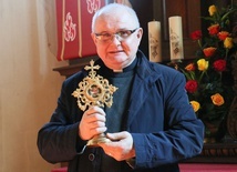 Ks. Stanisław Duma z relikwiami św. o. Pio.