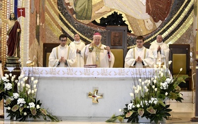 Biskup w czasie Mszy św. w sanktuarium św. Jana Pawła II.