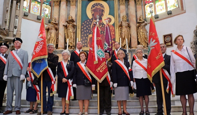 Pozbawieni byli nawet rozpaczy, bo zamarzały im twarze