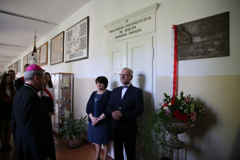 Odsłonięcie tablicy poświęconej śp. bp. Marianowi Zimałkowi. 