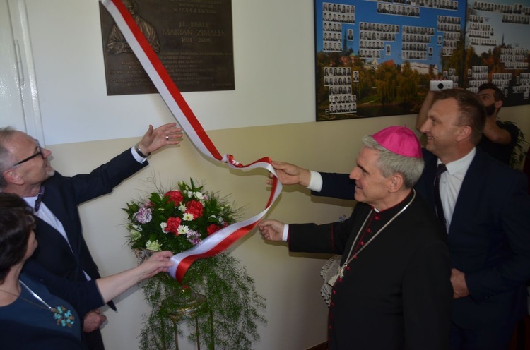 Odsłonięcie tablicy poświęconej śp. bp. Marianowi Zimałkowi. 