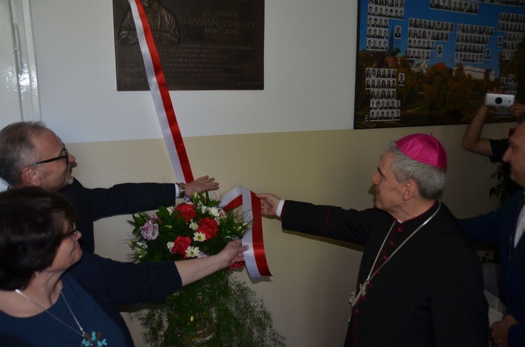 Odsłonięcie tablicy poświęconej śp. bp. Marianowi Zimałkowi. 