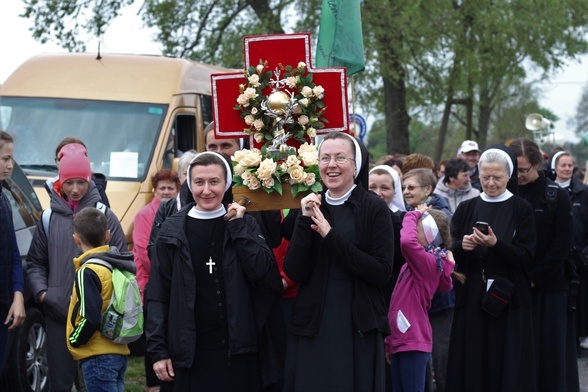 W trakcie wędrówki pielgrzymi nieśli relikwie błogosławionej.