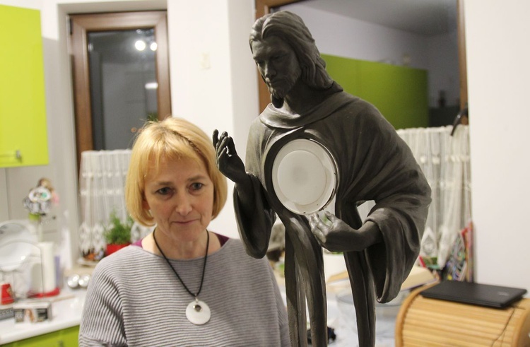 Rzeźbiarka Urszula Górnicka-Herma przy modelu monstrancji łagiewnickiej.