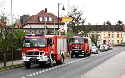 Relikwie św. Jana Pawła II w Polanowie. Wjazd do miasta w eskorcie policji i straży pożarnej