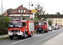 Relikwie św. Jana Pawła II w Polanowie. Wjazd do miasta w eskorcie policji i straży pożarnej