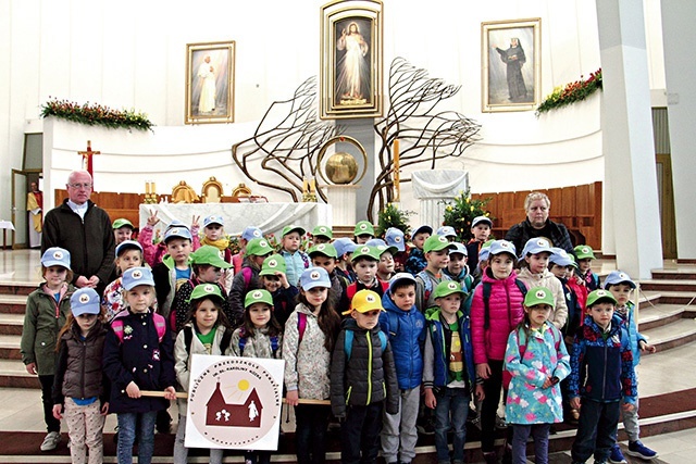 W bazylice Bożego Miłosierdzia maluchy wysłuchały katechezy i odmówiły Koronkę do Miłosierdzia Bożego. Na zdjęciu dzieci z przedszkola w Mokrzyskach.