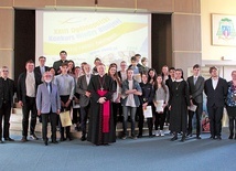 ▲	Biskup Szlachetka z laureatami i organizatorami diecezjalnego etapu.