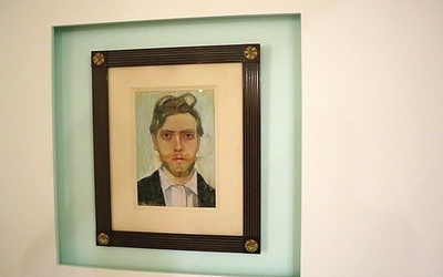 Do nabytego nie tak dawno do zbiorów MNK „Autoportretu z błękitnymi oczami” dołączą – jako wystawowe „Posłowie” – inne, wydobyte z „tajemnych” szuflad prace artysty.