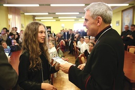 Nagrody zwycięzcom i uczestnikom wręczył bp Nitkiewicz.