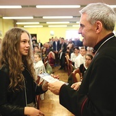 Nagrody zwycięzcom i uczestnikom wręczył bp Nitkiewicz.