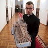 Kleryk Marcin z modelem Duomo di Milano.