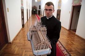 Kleryk Marcin z modelem Duomo di Milano.