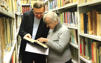 ▲	Ks. prof. Mirosław Wróbel i Kazimiera Derkaczewska wśród księgozbiorów Wydziału Teologii KUL czują się jak u siebie w domu.